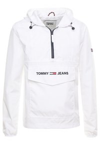 Biała kurtka z pulowerem z lekkiego materiału, z kapturem, z przodu na zamek, dużą przednią kieszenią oraz logo "TOMMY JEANS" na piersi.