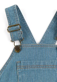 Les salopettes en denim bleu à rayures disposent de bretelles en laiton réglables et de détails de couture. Comprend une poche avant au niveau de la poitrine.