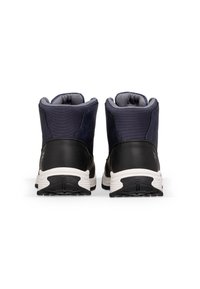 Czarne i granatowe buty trekkingowe z wyściółką w kołnierzu, górną częścią z teksturowanej tkaniny, gumową sole oraz kontrastującą białą podeszwą środkową, widok z tyłu.