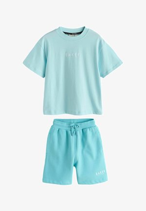 Lyseblå T-shirt med korte ærmer med teksten "BAKER" og matchende snøreshorts med sidelommer og logo på venstre ben.