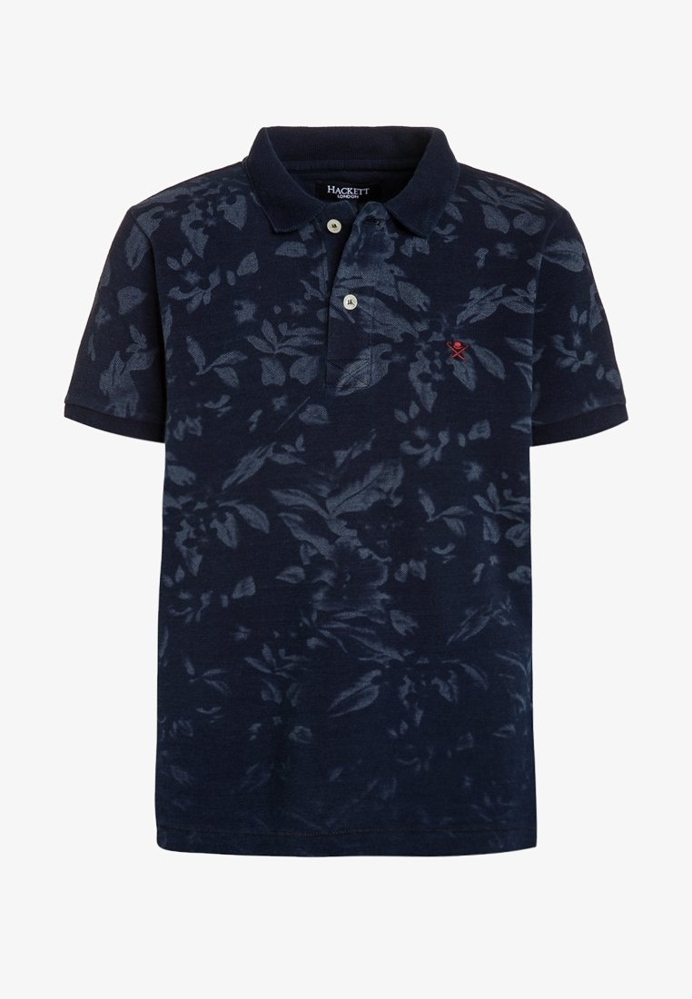 Polo bleu marine avec un motif floral sombre subtil, manches courtes, patte à deux boutons et petit logo rouge brodé sur la poitrine.
