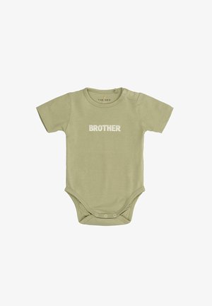 Kurzärmliger, olivgrüner Baby-Body aus weicher Baumwolle. Merkmale: "BRUDER" in Weiß auf der Vorderseite gedruckt. Druckknöpfe an der Schulter.