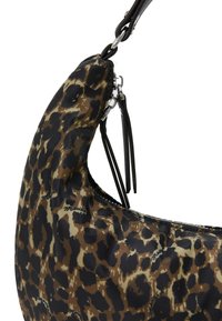 Lædertaske med leopardmønster i nylon, med en halvcirkelform, sort læderrem og hardware i sølvfarve.