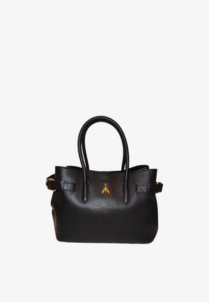 Borsa a mano in pelle nera con doppio manico, emblema d'insetto dorato sul davanti e dettagli con cinturino laterale a fibbia.