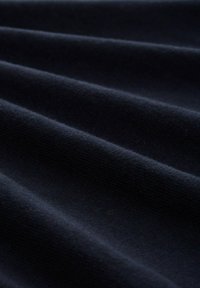 Donker marineblauwe rekstof met zichtbare textuur en horizontale plooien, met een zachte, gladde afwerking en een lichte glans.