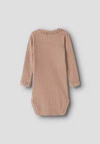 Body beige pour bébé à manches longues, côtelé, avec bords à volants au niveau de l'encolure et des poignets, posé à plat sur un fond gris clair.