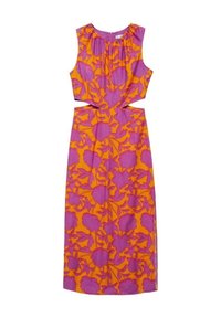 Robe orange sans manches avec motif floral rose, encolure froncée et côtés découpés, s'étendant jusqu'à mi-mollet.