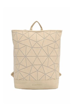 Beige rugzak met geometrisch driehoekig stikselpatroon, bovenhandvat en subtiele mernaam "Suri Frey" aan de onderkant geperst.