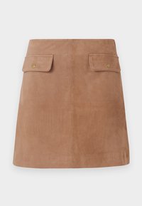 Bruin suède mini-rok met twee platte zakken met gouden knopen, een gladde textuur en een rechte silhouette.