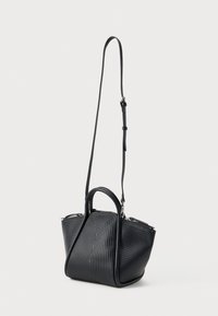 Svart teksturert lærveske med korte håndtak og justerbar lang skulderrem, stående mot en hvit bakgrunn.