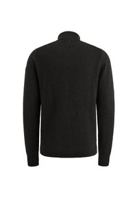 Pull en maille gris foncé avec col montant, présentant un motif texturé et des poignets et un ourlet côtelés. Détail de logo subtil sur la manche.