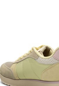 Sneaker med en kombination av ljusgrön läder, beige mocka och rosa detaljer. Texturerat mesh på ovansidan, med en kraftig sula.
