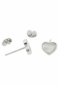 Pendientes de plata en forma de corazón con un acabado suave, que presentan un centro translúcido y respaldos redondos. Marcados con "925" para plata de ley.