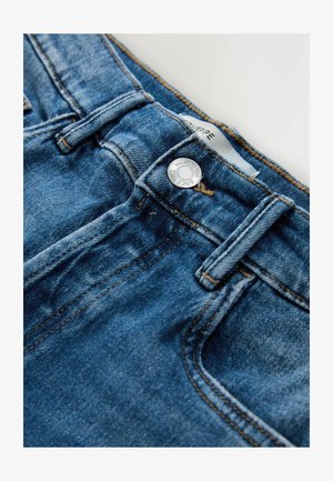 Lyseblå denimjeans med lynlås og lukning med metal knap. Har kontrastsyninger og et klassisk design med fem lommer.