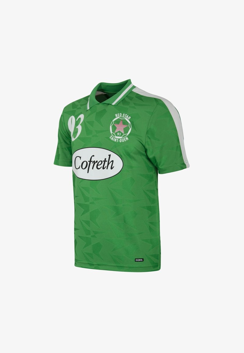 Groen voetbalshirt met een geometrisch patroon, witte accenten op de schouders, kraag, clublogo en sponsortekst in het midden.