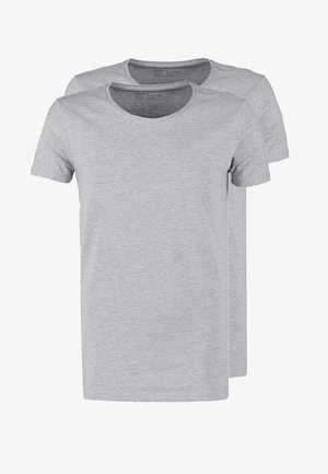 Dvě šedé trička s krátkým rukávem vyrobená z měkké bavlny; mají kulatý výstřih a hladkou texturu. Každé tričko má jednoduchý design.