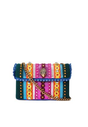 Farverig striped clutch taske med gulddetaljer, hjertepynt, en guldkæde rem og en dekorativ guldfugl lås på en hvid baggrund.