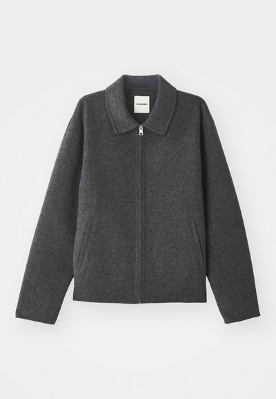 Grau melierte Wolle-Jacke mit Kragen, Frontreißverschluss und zwei Seitentaschen. Hat eine lockere Passform mit leicht schmaler werdenden Ärmeln.