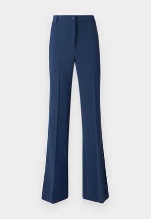 Pantaloni blu navy su misura con gamba a zampa di elefante, dotati di chiusura con bottone anteriore e pieghe frontali per un aspetto curato.