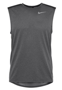 Bez rękawów, szara sportowa koszulka wykonana z siatkowego materiału. Posiada okrągły dekolt i małe, odblaskowe logo Nike po lewej stronie klatki piersiowej.
