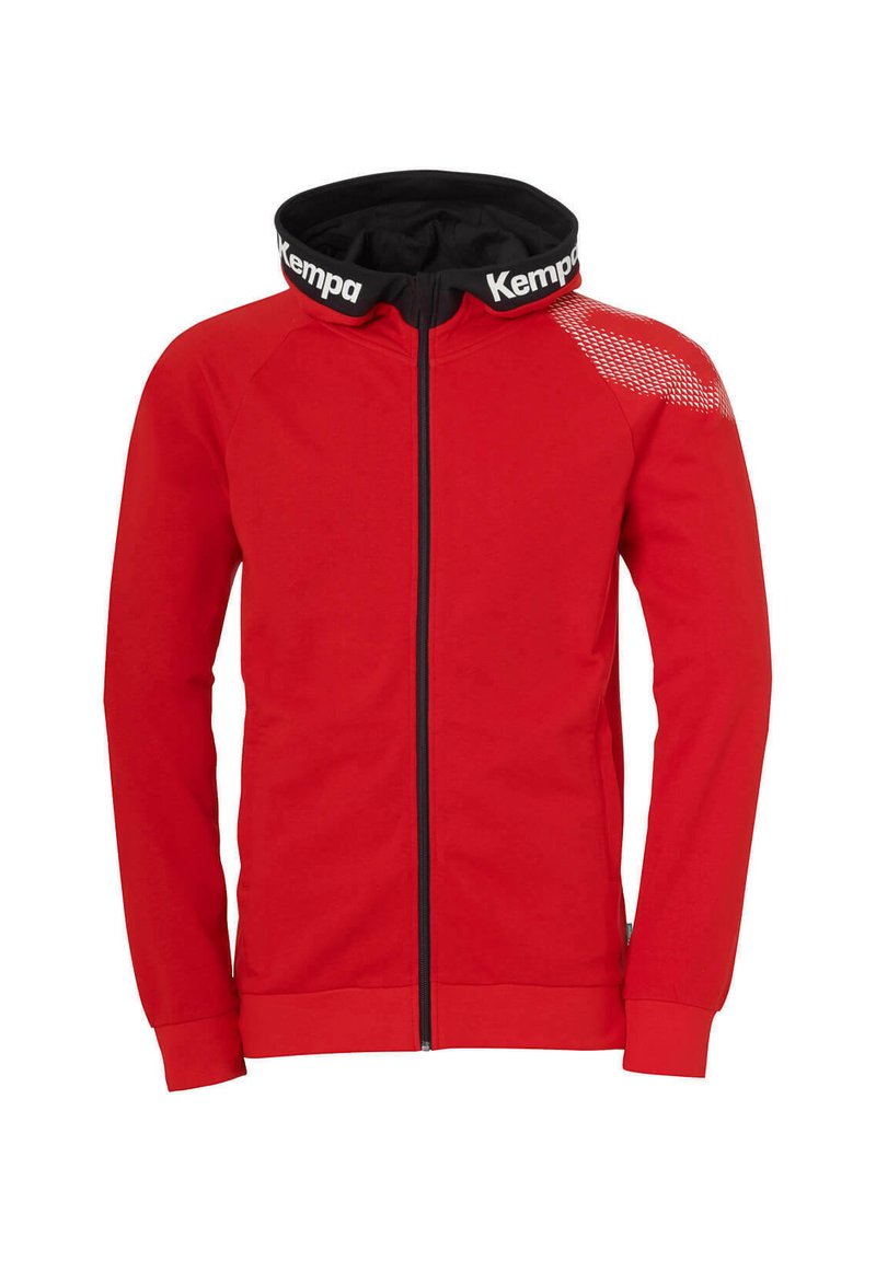 Haut à capuche rouge zippé en tissu respirant, avec un intérieur noir et un logo blanc sur le col, ainsi qu'un motif sur l'épaule.