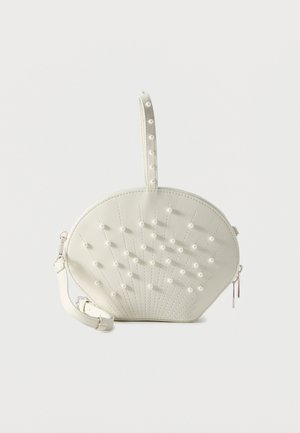 Sac à main blanc semi-circulaire orné de perles en forme de perles disposées en motif rayonnant, avec une poignée courte sur le dessus.