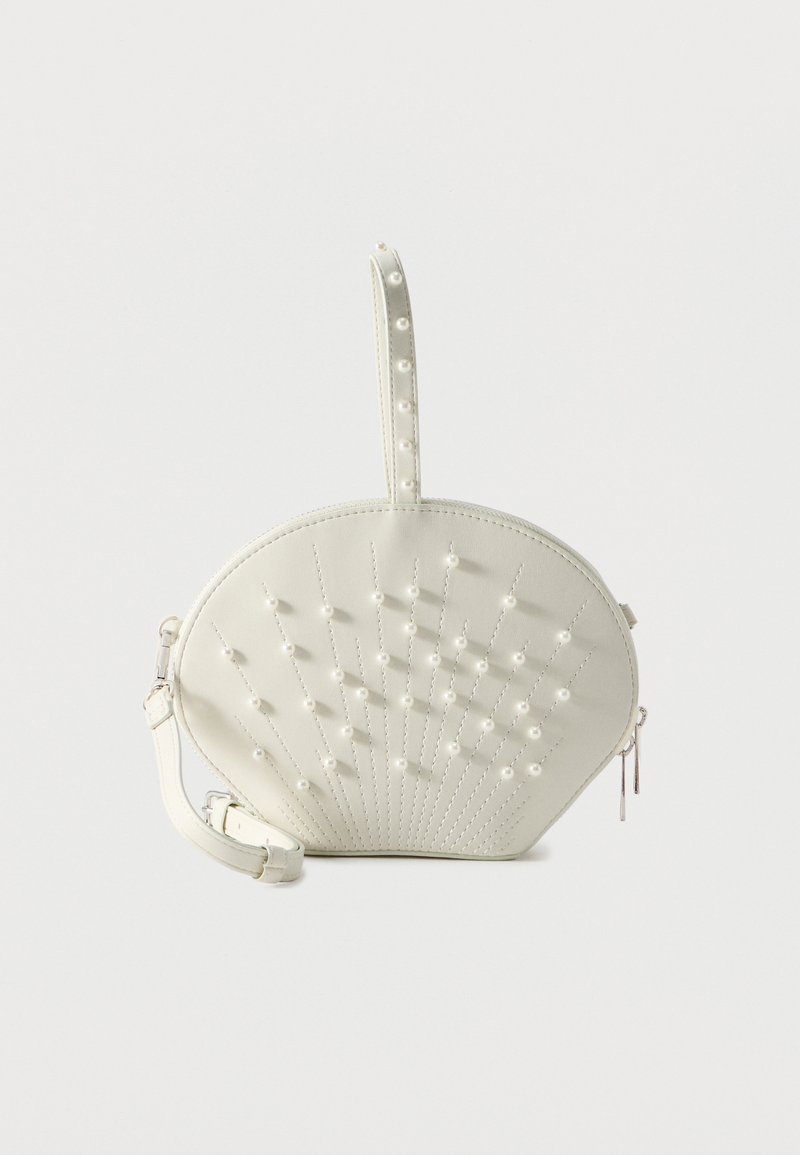 Sac à main blanc semi-circulaire orné de perles en forme de perles disposées en motif rayonnant, avec une poignée courte sur le dessus.