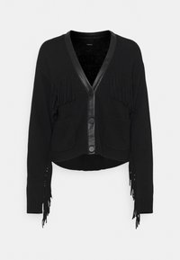 Czarny krótki kardigan z dzianinowym korpusem, skórzanymi wykończeniami, frędzlami oraz dwoma przednimi kieszeniami. Posiada zapięcie na guziki i prążkowane mankiety.