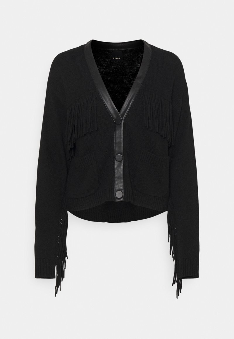 Czarny krótki kardigan z dzianinowym korpusem, skórzanymi wykończeniami, frędzlami oraz dwoma przednimi kieszeniami. Posiada zapięcie na guziki i prążkowane mankiety.