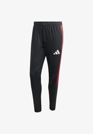 Zwarte sportbroek met rode strepen aan de zijkant, een elastische tailleband en gestructureerde onderste panelen. Voorzien van een wit logo op het dijbeen.