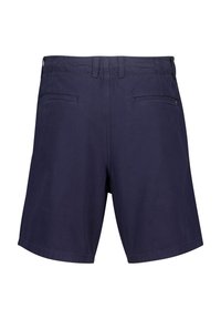 Shorts bleu marine en coton, dotés de deux poches arrière et d'une coupe droite ; texture lisse avec un design sobre et sans motifs visibles.