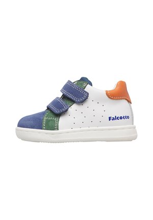 Børnesneakers med hvid sål, hvid krop, blå tå og stropper, grønne accenter og orange hælflig, mærket Falocco på siden.