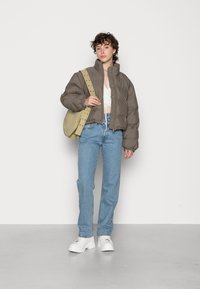 Weekday PROMIS SHORT PUFFER JACKET - Casaco de inverno - dark khaki
