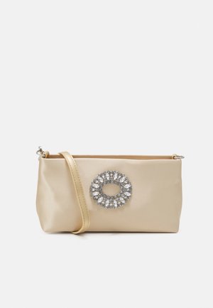 Bolso rectangular beige con correa fina y un gran racimo ovalado de gemas transparentes en el centro del frente.