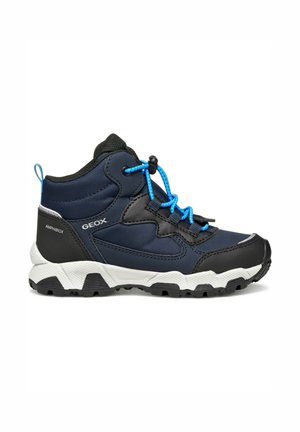 Scarpe da trekking mid-top in tessuto blu navy, con accenti neri e lacci blu. Presentano una suola bianca robusta con grip testurizzato per una migliore trazione.