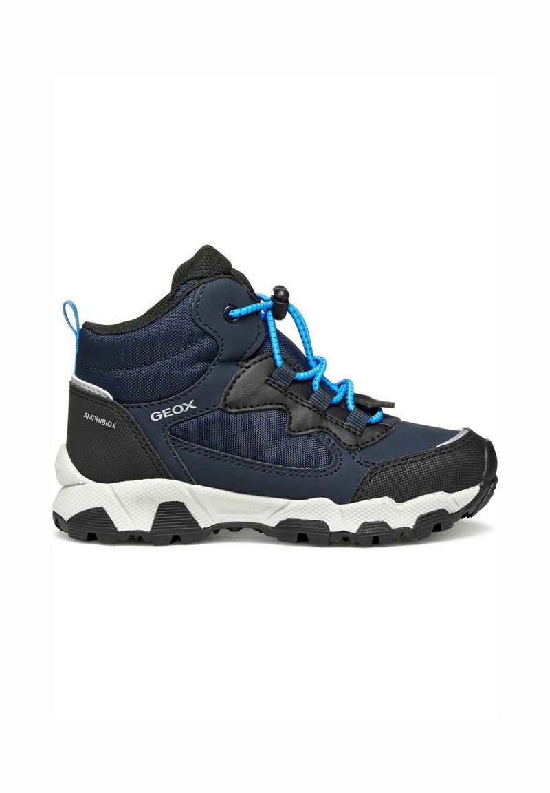 Chaussure de randonnée mi-haute en tissu bleu marine, avec des accents noirs et des lacets bleus. Dotée d'une semelle blanche robuste avec une texture antidérapante pour une meilleure adhérence.