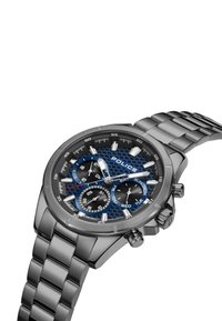 Herrkronograf klocka med armband i rostfritt stål i silver, svart urtavla med blå accenter och ett texturerat mönster, samt tre subdials.