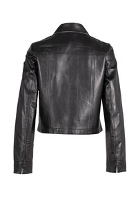 Kort zwart leren jack met een gladde textuur, spitse kraag en slim-fit silhouet. Heeft subtiele naden en geen zichtbare hardware.