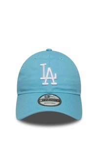 Hellblau verstellbare Baseballcap mit weiß gesticktem "LA"-Logo, runder Krone und gebogenem Schirm. Mit Belüftungsösen.