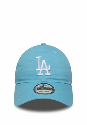Lichtblauwe verstelbare baseballcap met wit geborduurd "LA" logo, ronde kroon en een gebogen rand. Beschikt over ventilatiegaatjes.