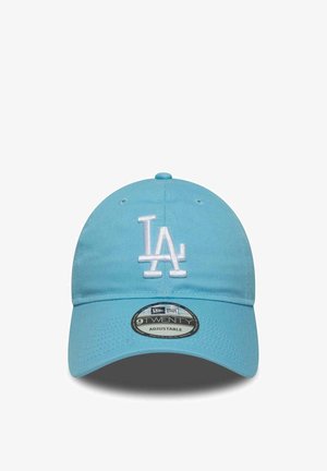 Gorra de béisbol ajustable de color azul claro con el logo "LA" bordado en blanco, corona redondeada y visera curvada. Presenta ojales de ventilación.