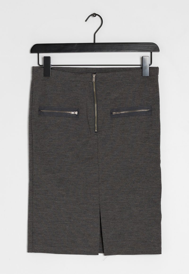 Jupe crayon grise foncée avec deux poches zippées à l'avant, une fermeture éclair au dos et une fente à l'ourlet ; fabriquée à partir d'un matériau texturé.