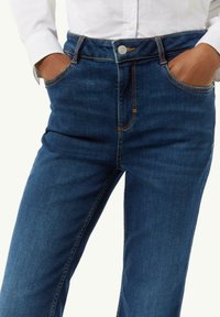 Blaue Jeans im Straight-Leg-Schnitt mit orangen Nähten, Fronttaschen und einem Metallknopfverschluss am Bund.