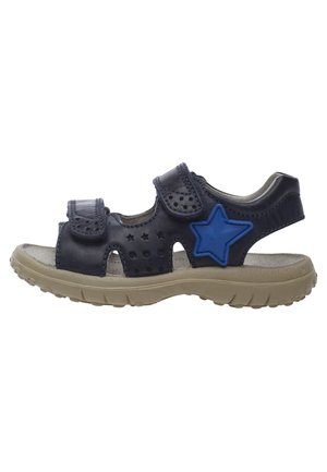 Accent blu su sandalo in pelle blu navy scuro con due cinturini in velcro, dettagli perforati e suola in gomma beige per trazione.