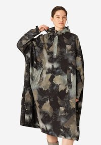 Poncho impermeable con un patrón abstracto oscuro que presenta tonos terrosos. Incluye capucha, botones a presión y bolsillos laterales para mayor comodidad.