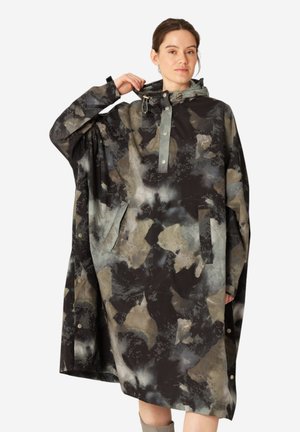 Poncho impermeable con un patrón abstracto oscuro que presenta tonos terrosos. Incluye capucha, botones a presión y bolsillos laterales para mayor comodidad.