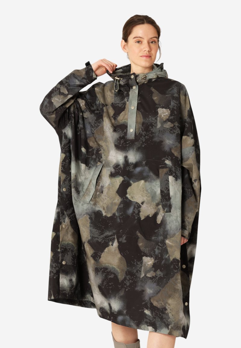 Poncho impermeable con un patrón abstracto oscuro que presenta tonos terrosos. Incluye capucha, botones a presión y bolsillos laterales para mayor comodidad.