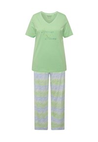 Juego de pijama en verde menta que incluye una camiseta de cuello en V con "Sparkle Dreams" en strass azules, combinado con pantalones estampados en remolinos verdes y azules.