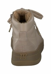 Baskets montantes beige en cuir et en daim, semelle texturée, doublure en fausse fourrure et détail de logo proéminent sur le talon.