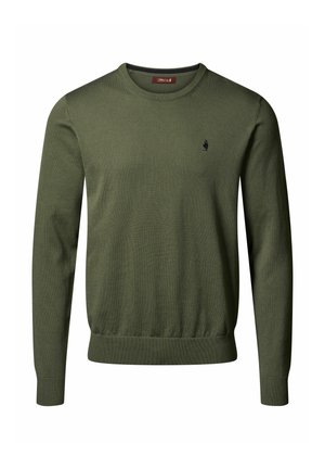 Suéter verde de punto con escote redondo, puños y dobladillo de canalé, y un pequeño logo oscuro en el pecho. La tela parece suave y ligera.